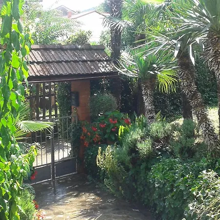 Charming Getaway W Panoramic Sea Views And Rewarded Garden דירה